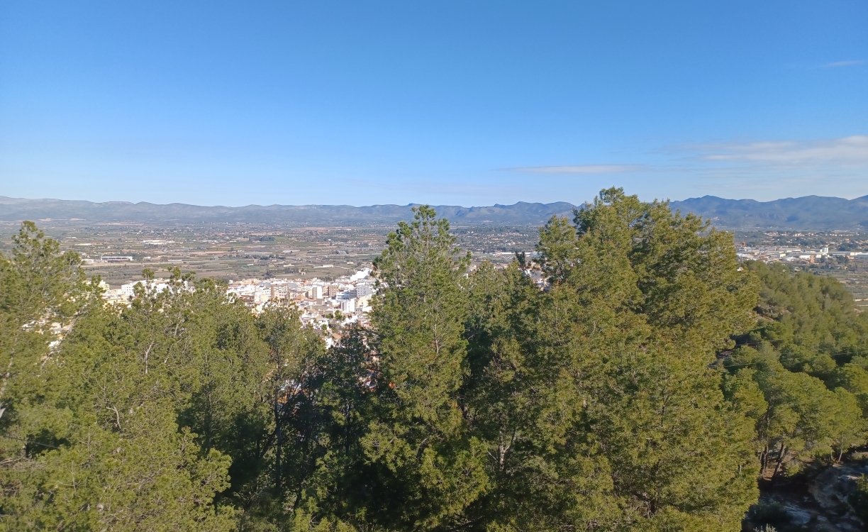 Vista del piedemonte de Llíria desde las alturas del municipio, con la llanura agrícola extendiéndose hacia el Turia.