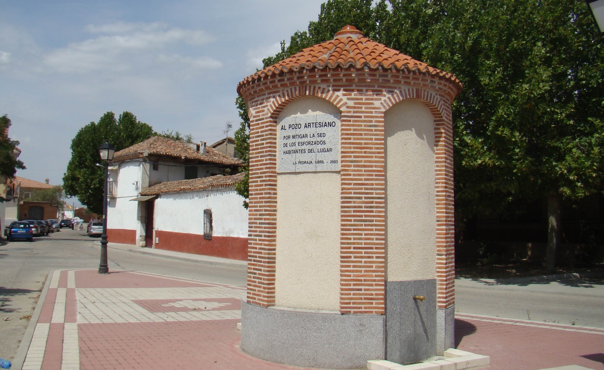 Monumento al pozo artesiano de La Pedraja de Portillo, referencia visible de la relación histórica de la localidad con el agua.