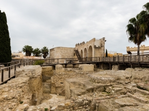 Vista de excavaciones en el Alcázar de Jerez de la Frontera, donde se documentaron fondos de cabañas y huellas de antiguos silos (hallazgos ligados al Calcolítico).