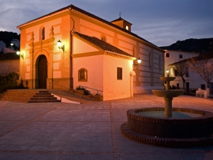Vista exterior de Cónchar al anochecer, uno de los dos núcleos que forman Villamena.