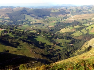 Vista de Riotuerto desde el alto de La Linde: en primer término aparece Moncobe y al fondo, Camposdelante.
