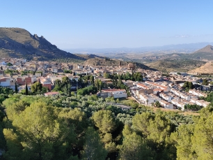 Cabra del Santo Cristo vista desde la Casa de la Pradera, entre las laderas y el paisaje abierto del término municipal.
