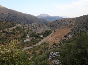 El valle de Benaoján queda enmarcado por laderas y sierras. El relieve que rodea el núcleo forma parte del paisaje kárstico del municipio.