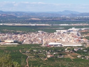 Betxí y la llanura de la Plana Baixa, con el relieve montañoso al fondo.