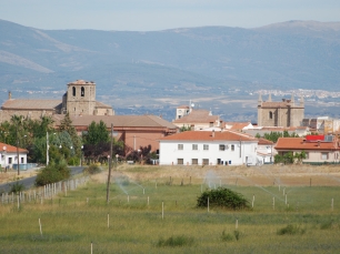 Casatejada vista desde las afueras, con las casas y las torres de la localidad bajo el horizonte de Campo Arañuelo.
