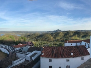 Vista general de Higuera de la Sierra y del relieve que enmarca el municipio.