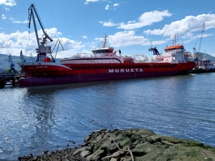 Barcos y grúas de los astilleros Murueta, en Altzaga, junto a la ría que concentró el crecimiento industrial de Erandio.