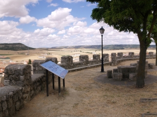 Panorámica de Astudillo desde La Mota: las calles de la villa se recortan ante el paisaje abierto del término municipal.