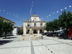La plaza y el Ayuntamiento de Barajas de Melo, cuyo núcleo histórico se asienta en la vega del Calvache, a las faldas del cerro de la Iruela.