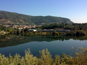 El Miño, el embalse y las laderas del entorno componen el paisaje actual de Castrelo de Miño.