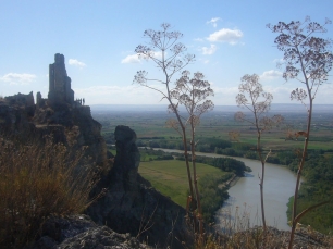 La vega del Ebro, vista desde las ruinas de El Castellar: al otro lado del río se extendían las tierras de labor que dieron sentido a las casas auxiliares.