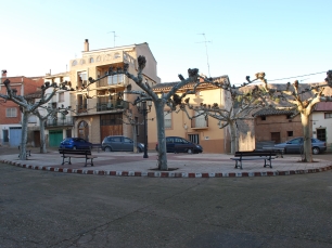 La plaza de La Villa ofrece un punto de partida en el casco urbano de Murillo de Río Leza.