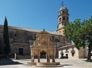 La catedral de Baeza y la fuente de Santa María, en el paisaje monumental de una ciudad cuya historia pasó de la posición defensiva al desarrollo de grandes construcciones.