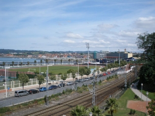 El frente marítimo de Santurtzi, donde las superficies urbanizadas y las infraestructuras dibujan el contacto actual con el agua.