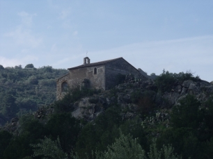 La ermita de San Miguel Arcángel, entre la vegetación y el relieve de Alqueria de la Comtessa.