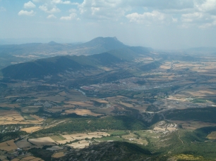 Sabiñánigo visto desde Santa Orosia, con el monte Oroel al fondo: la panorámica sitúa la ciudad entre campos y relieves.