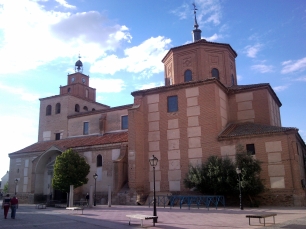 La iglesia parroquial de Nuestra Señora de la Asunción, en el centro de Nava, conserva elementos románicos junto a su fábrica barroca.
