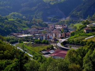 Legorreta se extiende entre laderas del Goierri; el Oria recorre el municipio junto al casco urbano.