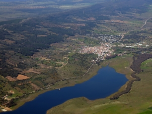 Vista aérea de Valdecaballeros junto al embalse de García de Sola: el pueblo, el valle y el agua forman el paisaje en el que se encuentra el Cerro de la Barca.
