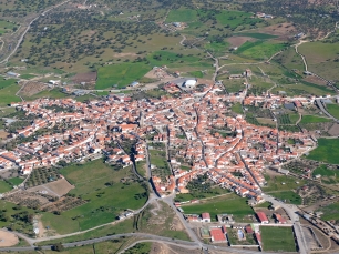 Vista aérea de Pedroche: el caserío y la torre del Salvador se distinguen en medio del paisaje ondulado.