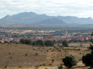 Vista general de Guadalix de la Sierra con el relieve montañoso al fondo, en el valle donde se encuentran el río y el embalse de Pedrezuela.