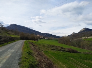 La carretera hacia Bujanda atraviesa el paisaje de Kanpezu, entre campos y laderas que enmarcan el municipio.