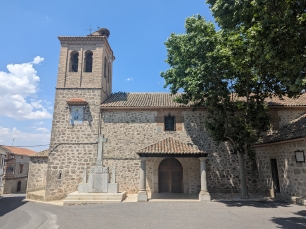 La iglesia parroquial de la Conversión de San Pablo. Su campanario conserva la historia de la torre defensiva que terminó integrada en el templo.
