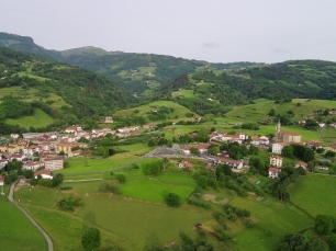 Vista aérea de Asteasu, con el núcleo habitado entre campos y laderas.