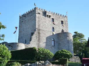 El castillo de Castro de Ouro, con su torre central y los restos de torreones que rodean el conjunto.