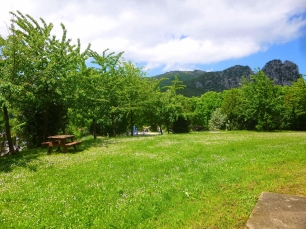 Relieves rocosos junto a un espacio verde de Irurtzun, en el paisaje donde las alturas también sirvieron como emplazamientos medievales.
