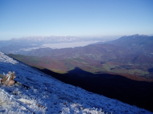 Vista de las montañas y el valle de Alto Campoo, el paisaje enmarcado por las sierras del Cordel y de Híjar.