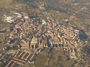 Vista aérea de Valdemorillo y su entorno, territorio de una larga actividad ceramista vinculada a los recursos locales.