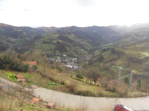 Vista del valle de Riosa y de sus laderas, el paisaje que encauzó las rutas de salida del carbón.