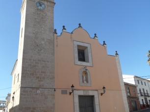 La iglesia parroquial de San Juan Bautista, edificio del siglo XVIII, forma parte del casco de Llanera de Ranes.