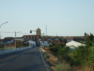 La entrada a Madrigalejo conduce la mirada hacia el caserío y la torre de San Juan Bautista.
