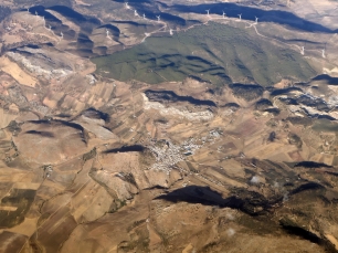 Vista aérea de Cañete la Real: el caserío se extiende bajo el castillo y entre los relieves que enmarcan el municipio.
