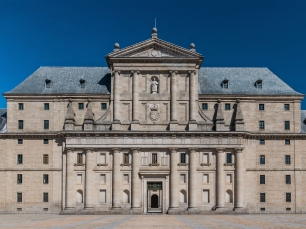 Fachada principal del monasterio de San Lorenzo de El Escorial, construido con piedra granítica del entorno.