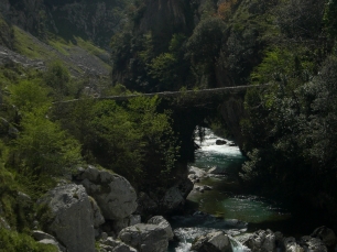Puente de la senda hacia Bulnes, cerca de Poncebos, en Cabrales.