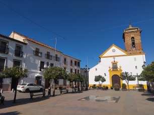La Plaza Nuestra Señora del Carmen, en el centro de Palenciana, entre las casas que forman el núcleo actual.