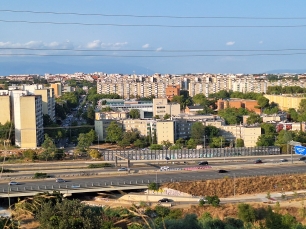 Vista de Badia del Vallès, donde los bloques residenciales y las vías de circulación muestran la escala de la ciudad planificada.