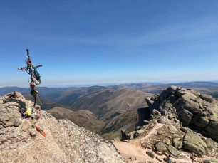 Una cresta rocosa del entorno de Urbión muestra el relieve de montaña que enmarca Covaleda.