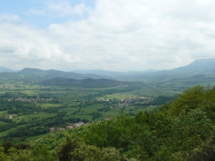 Vista de la zona occidental del Valle de Mena, cuyo relieve se organiza en torno a una depresión de bordes definidos.