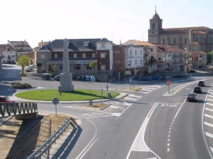 Vista del casco de Villacastín desde una de sus vías de acceso, con la iglesia de San Sebastián al fondo.