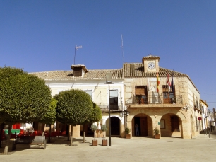 Una plaza de Carrión de Calatrava, la villa que creció vinculada a Calatrava la Vieja y recibió población de los asentamientos próximos.
