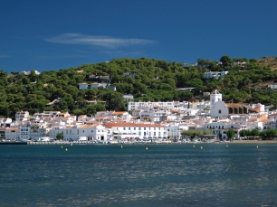El núcleo de El Port de la Selva se extiende junto a la bahía, entre el mar y las laderas que enmarcan el litoral.
