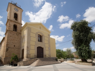 La iglesia de Nuestra Señora de los Remedios, construida sobre la cimentación de una antigua mezquita.