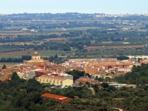 Mont-roig del Camp y la llanura vistos desde el santuario de la Mare de Déu de la Roca, cuyo emplazamiento domina el territorio próximo.
