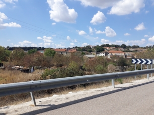 Vista del casco antiguo de Fuentes de Oñoro desde la carretera nacional. La información municipal recogida por El Norte de Castilla relaciona el posible origen del nombre con fuentes situadas alrededor de este núcleo.