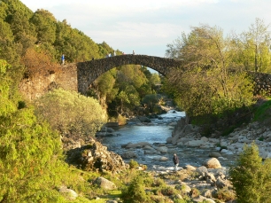 El puente de Alardos cruza la garganta entre Madrigal de la Vera y Candeleda. Aunque se conoce como puente romano, la construcción actual data de los alrededores del siglo XVIII.