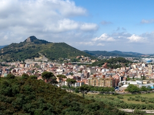 Panorámica de Montcada i Reixac desde el Turó de Moià, con el núcleo urbano y las montañas que enmarcan su paisaje.